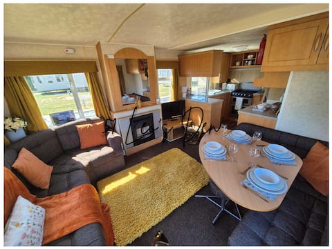 Successful Airbnb property: Leo's Den in Ormesby St. Margaret With Scratby