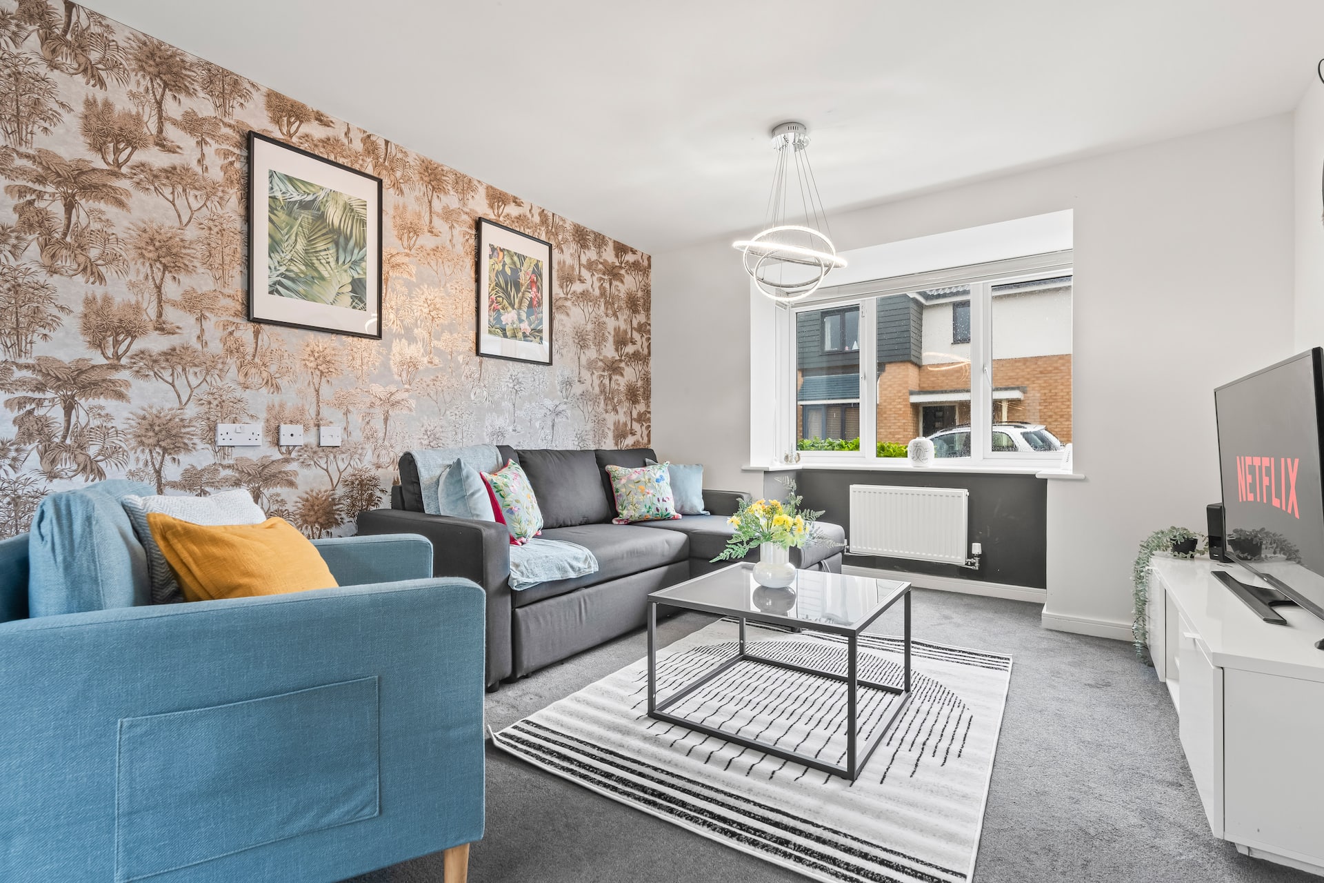 #16 Stunning 3 Bed home- near Core Theatre -Sleeps 7- Perfect for contractors and families - Free parking