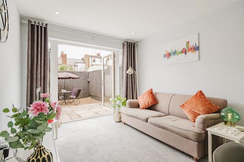 Popular Airbnb listing: The Nook, Cheltenham, Town Centre-Parking & Garden in Cheltenham
