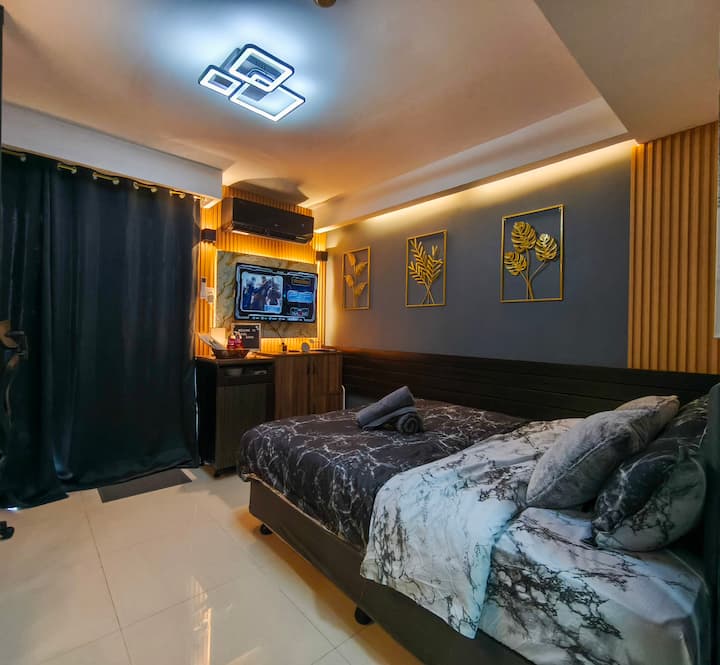 Elegantna spavaća soba s udobnim bračnim krevetom, modernom rasvjetom i elegantnim uređenjem savršena je za ugodne noći nakon upoznavanja grada.