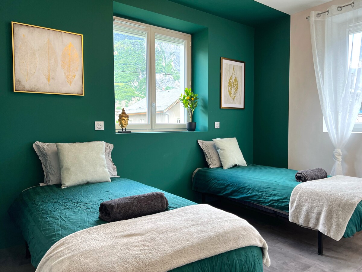 Починете в две качествени легла 90x190, които можете да съберете, за да направите 180x190. Всичко с комфорта и спокойствието, които заслужавате 