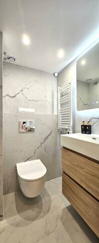 Little Chic Gem,Best Borne Spot! gallery image 2