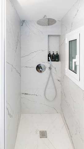 Little Chic Gem,Best Borne Spot! gallery image 3