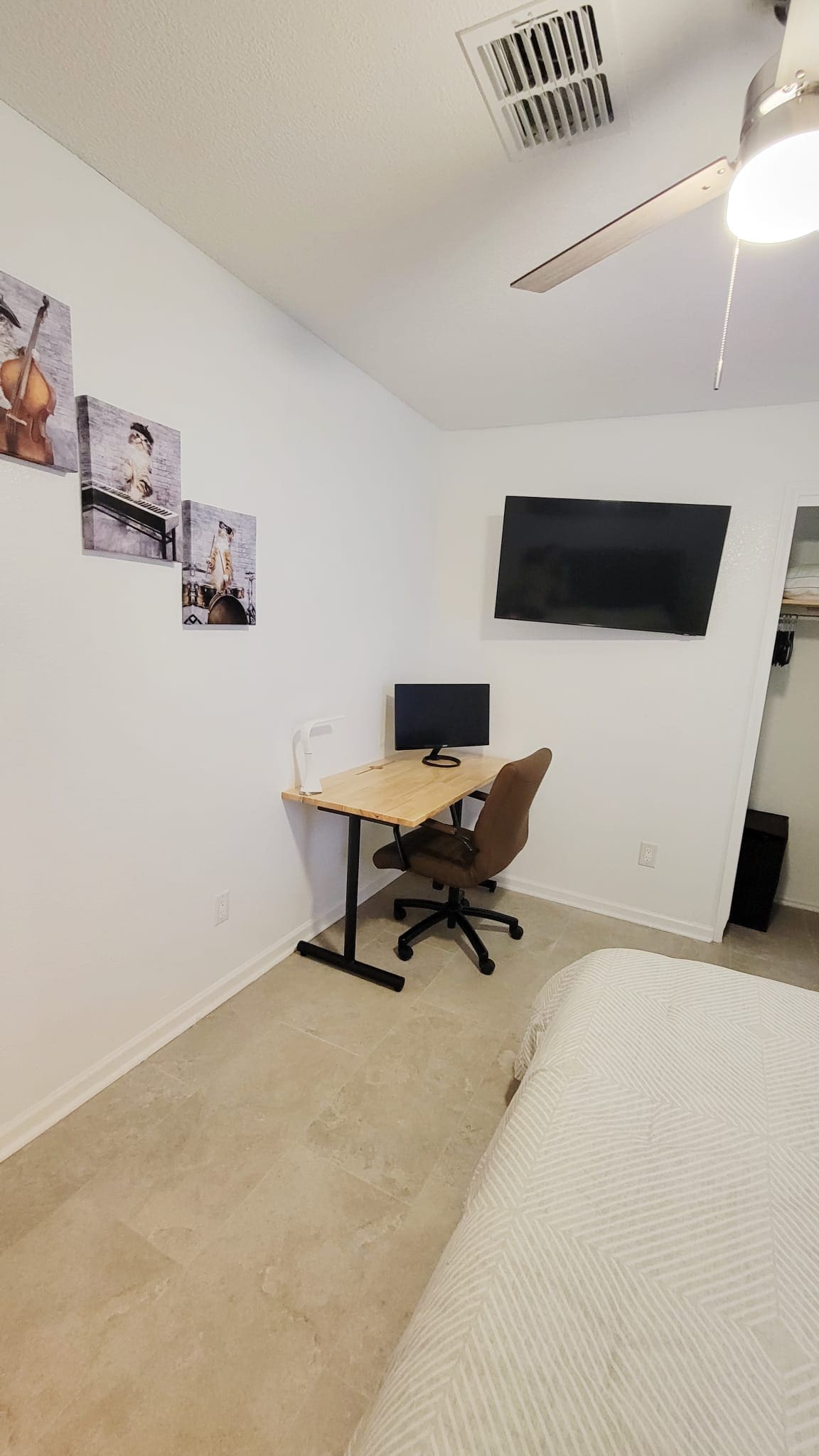 Comfortable & Quiet Room w/ Desk & Mini Fridge