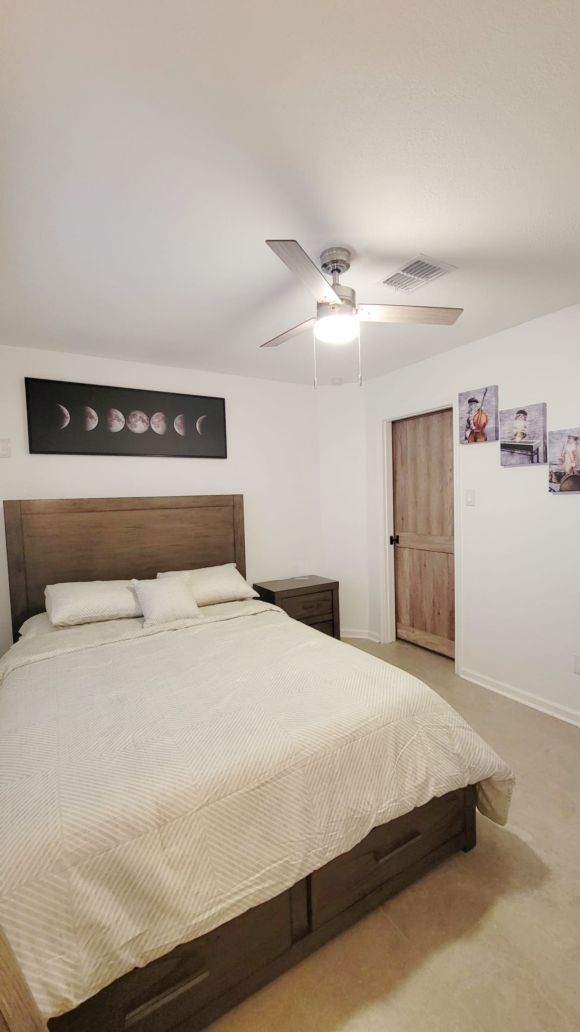 Comfortable & Quiet Room w/ Desk & Mini Fridge