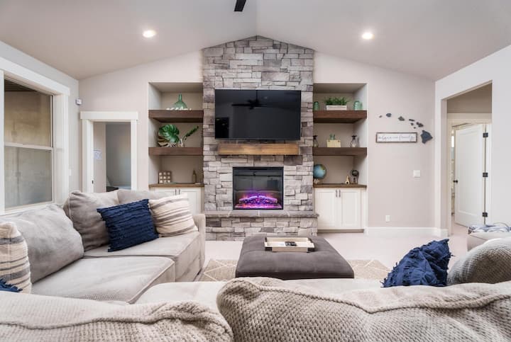 Acomódate con una gran televisión de pantalla plana con Netflix, una chimenea eléctrica con opción de calefacción y un armario lleno de libros y juegos, ¡perfecto para relajarte y disfrutar de tiempo de calidad con tu grupo!









