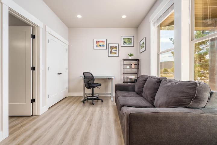 ¡Trae tu portátil! Este espacio de trabajo está listo para la productividad. Disfruta de wifi, escritorio eléctrico, silla cómoda e impresora inalámbrica. Además, un sofá cama tamaño queen con sábanas y almohadas en el armario ofrece un lugar acogedor para relajarse después del trabajo.









