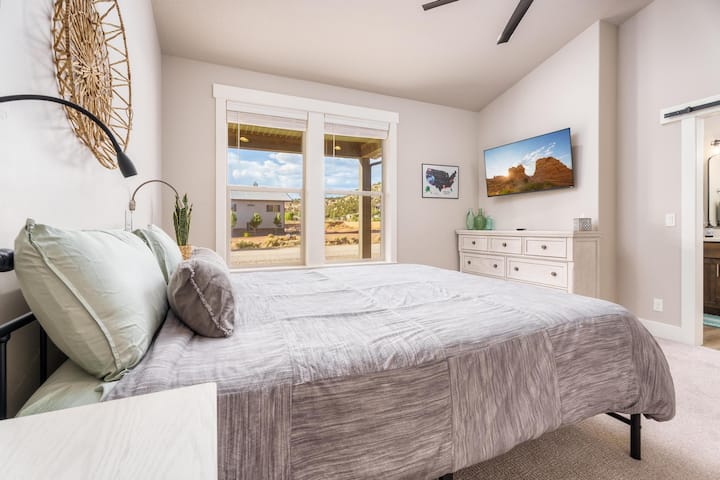 Amplio dormitorio principal con una cama tamaño California king, TV con Netflix, acogedora mecedora, baño privado y un gran vestidor. Perfecto para relajarse cómodamente con mucho espacio y privacidad durante su estancia.









