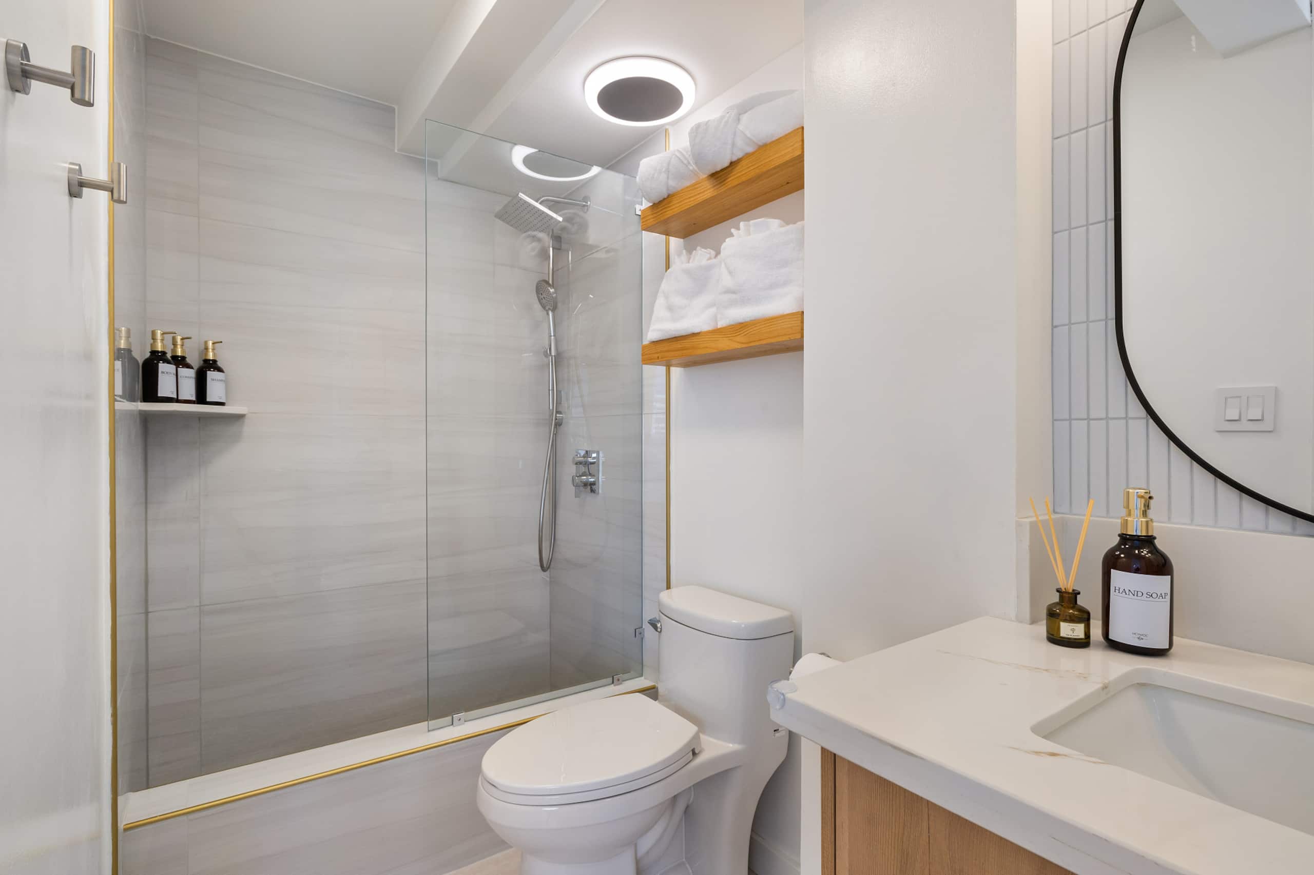 Ocean Views & Luxe Comfort - Waikiki Gem 21F - Image 28