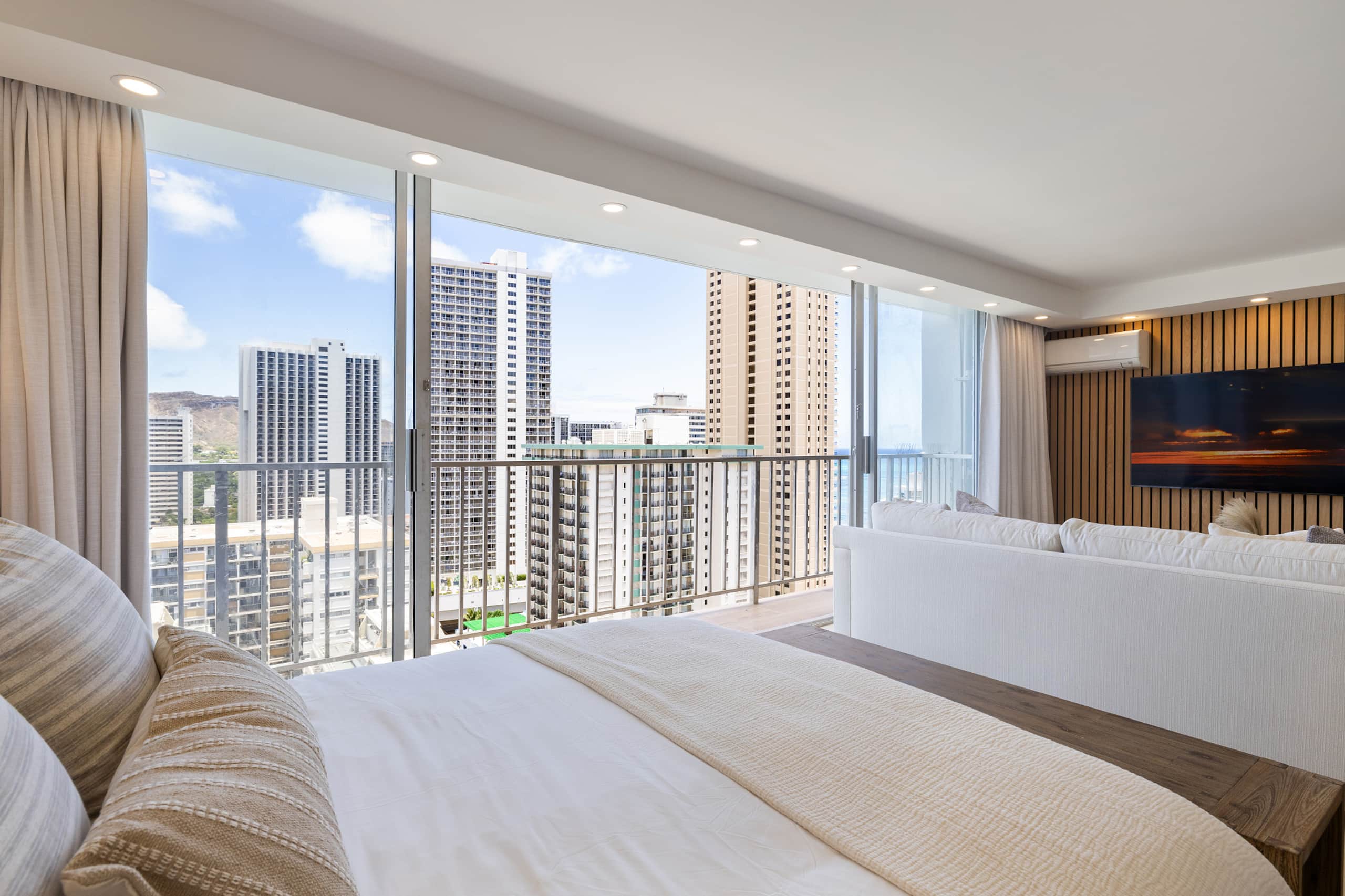 Ocean Views & Luxe Comfort - Waikiki Gem 21F - Image 21