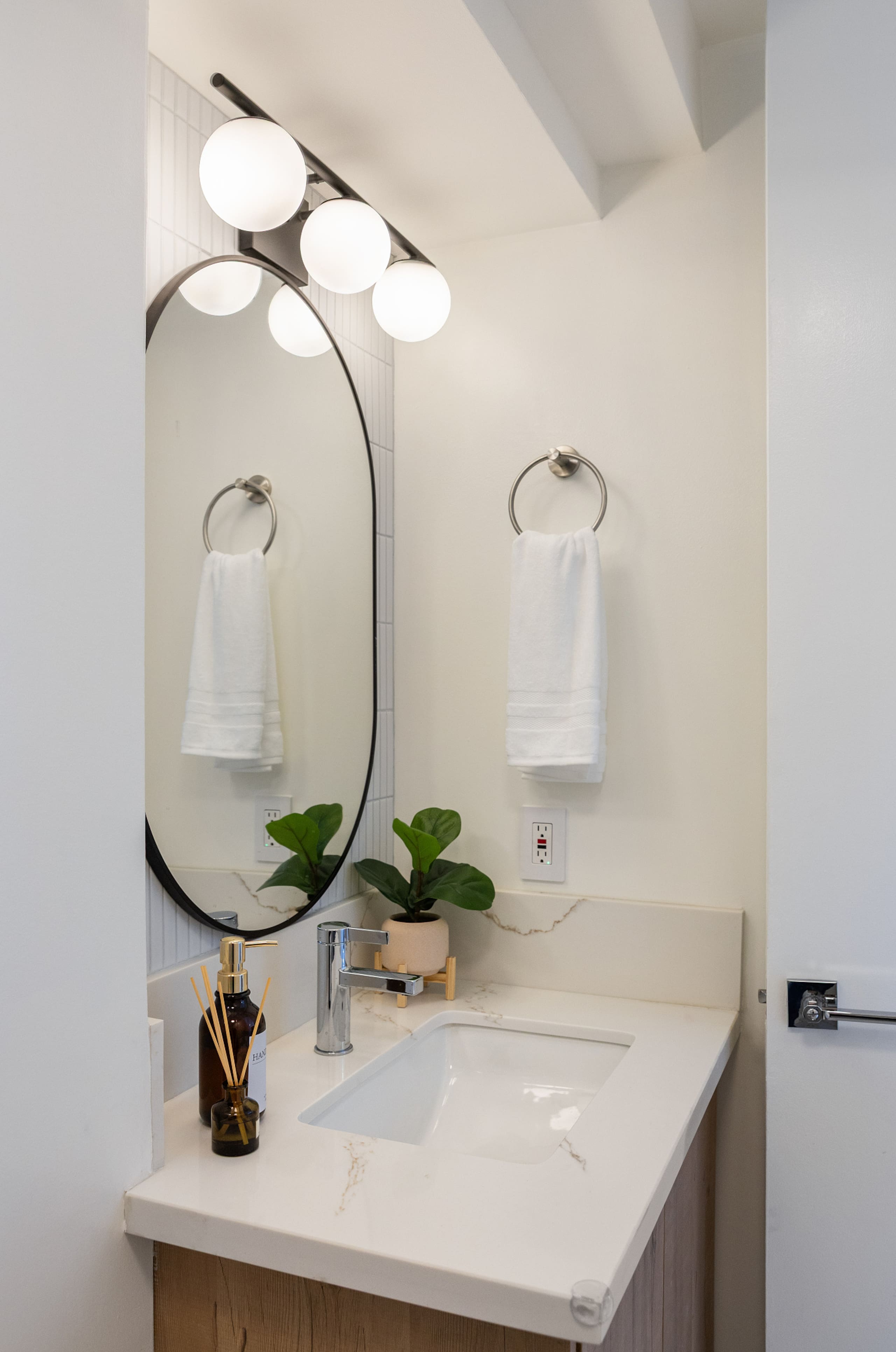 Ocean Views & Luxe Comfort - Waikiki Gem 21F - Image 27