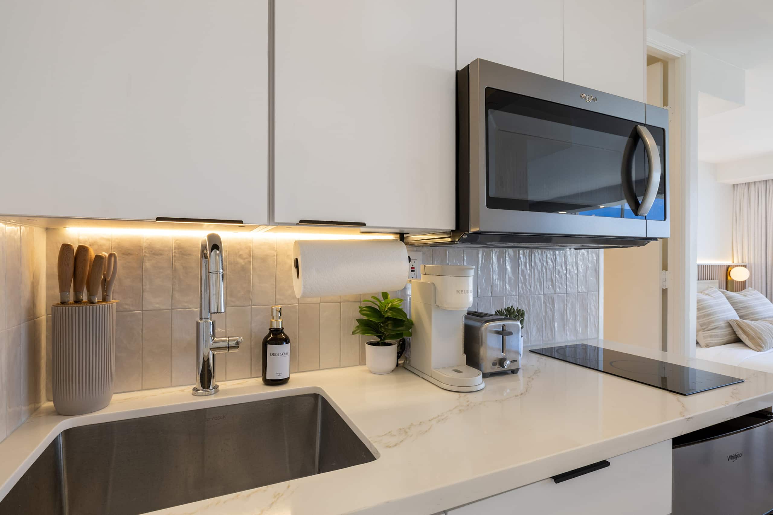 Ocean Views & Luxe Comfort - Waikiki Gem 21F - Image 22