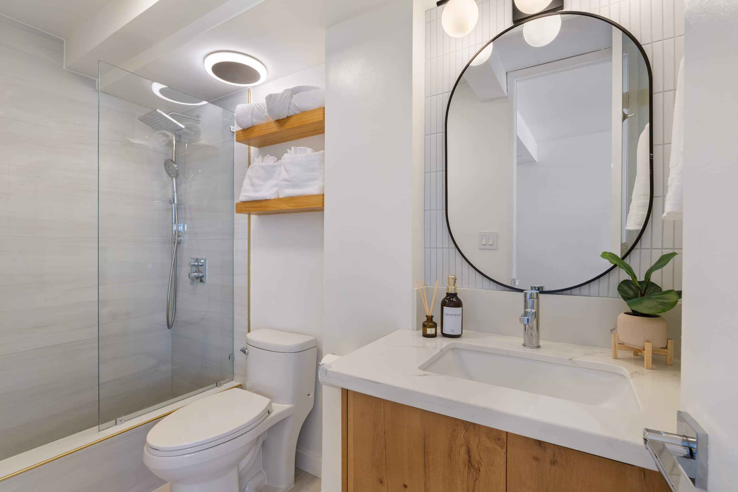 Ocean Views & Luxe Comfort - Waikiki Gem 21F - Image 26