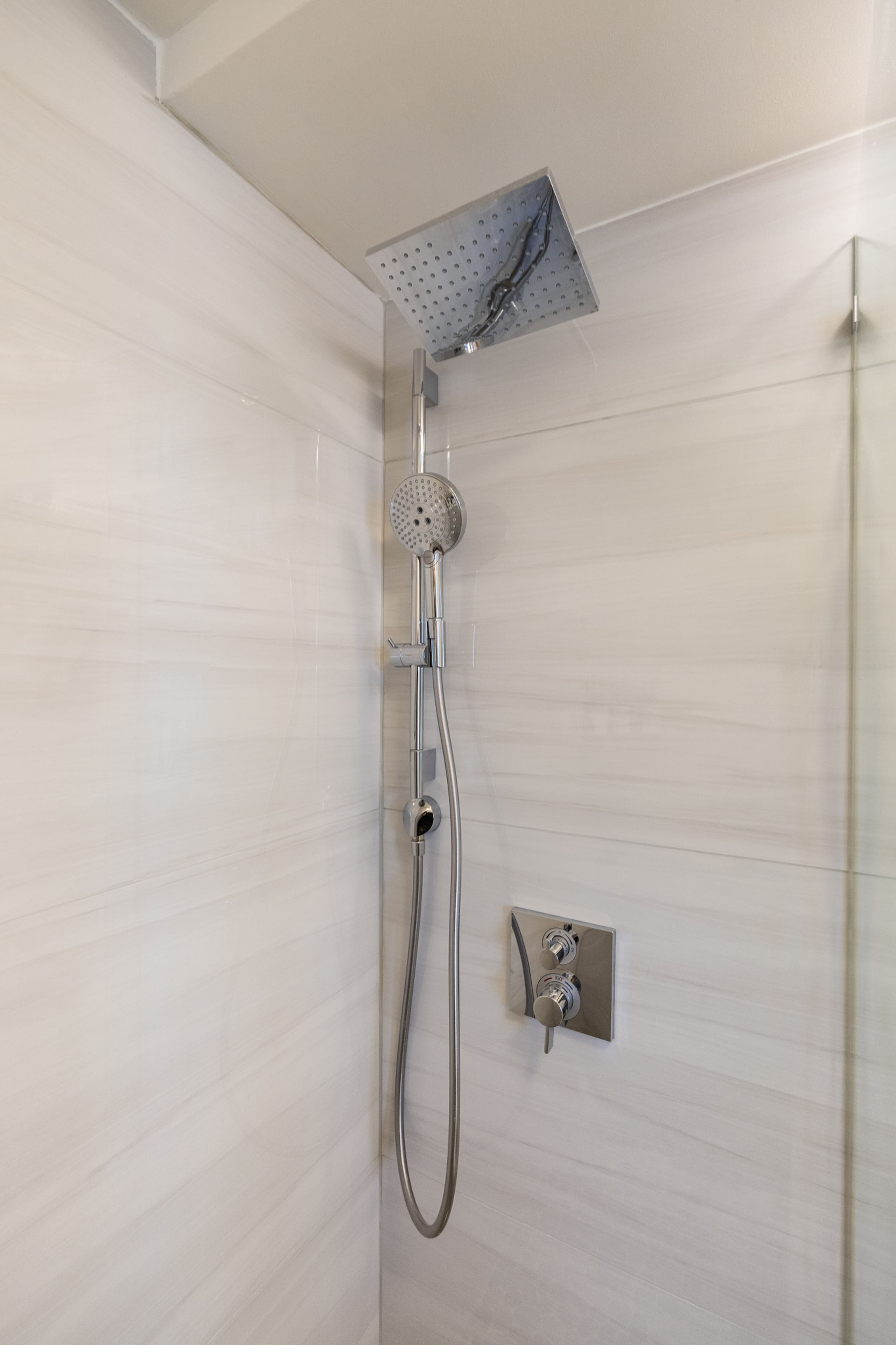Ocean Views & Luxe Comfort - Waikiki Gem 21F - Image 29