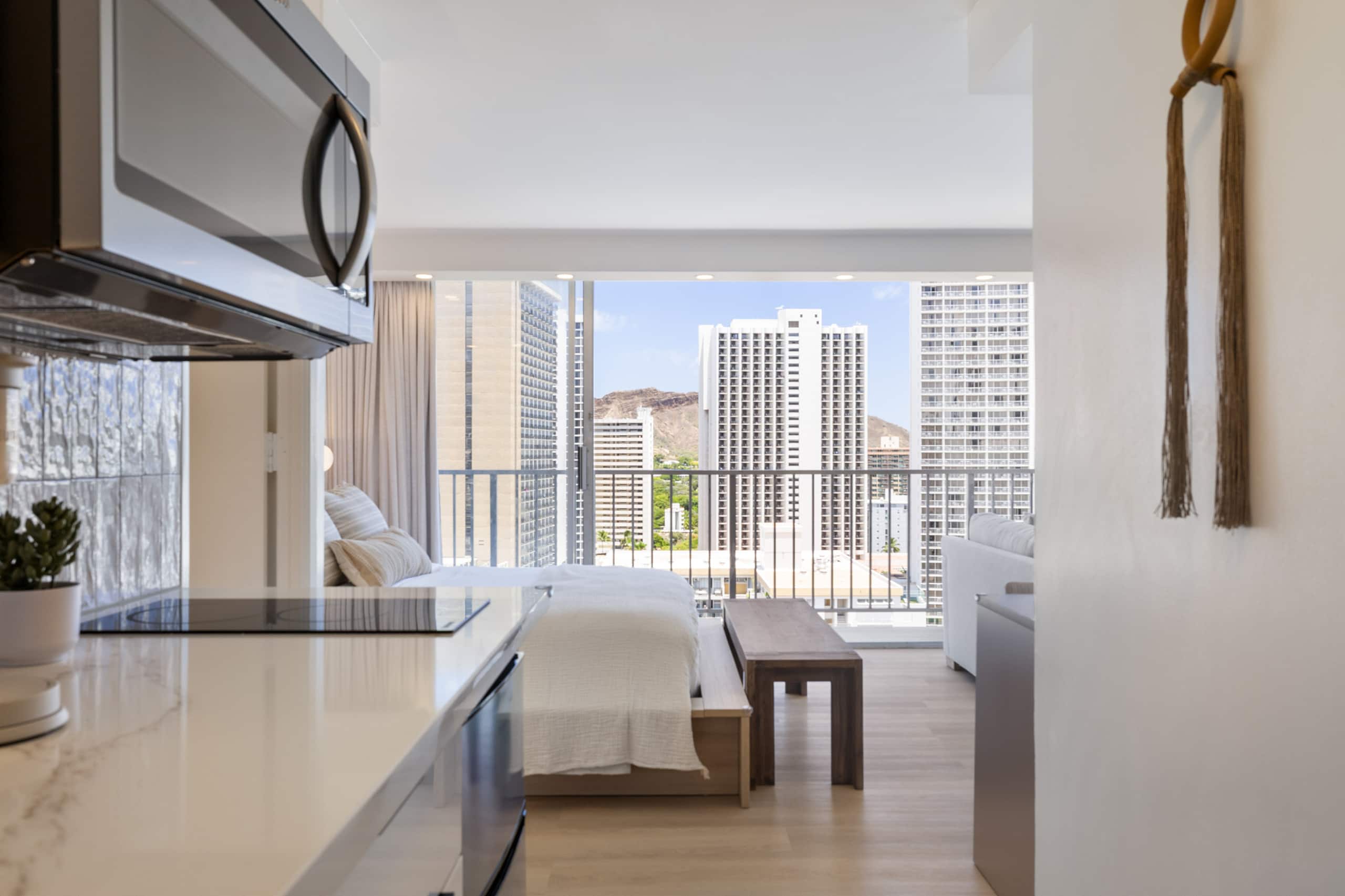 Ocean Views & Luxe Comfort - Waikiki Gem 21F - Image 5