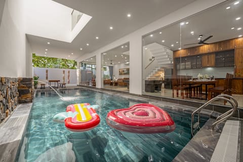 Cherry villa 8 Bedrooms - Walk to the beach.