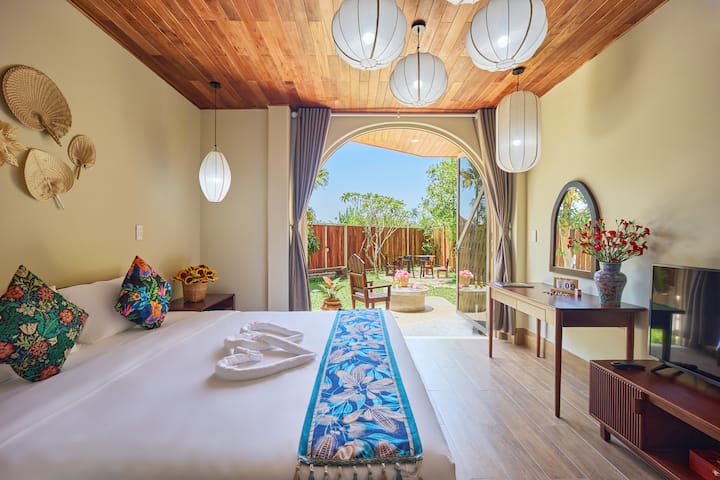 זהו חדר שינה עם דלת קמורה רחבה במיוחד, הפונה לגינה, בבוקר תראו את הציפורים מצייצות במרפסת.