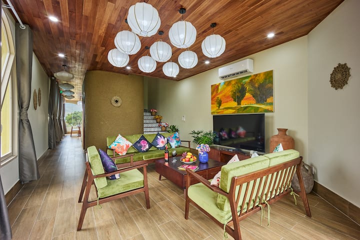 סלון עם 4 דלתות מקושתות מסביב מלא באורות