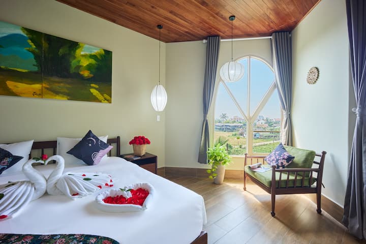 חדר השינה היפה ביותר בבית, עם אמבטיה חמה מרשימה במיוחד.