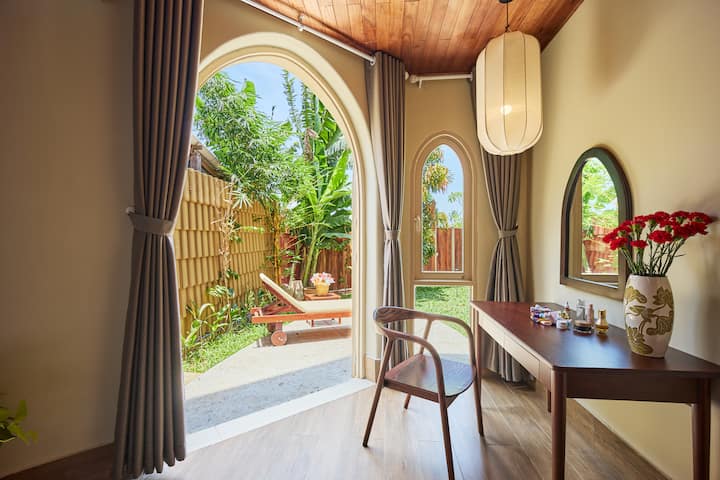 חדר שינה הפונה לגינה ירוקה, מקום אידיאלי לשיזוף מוקדם