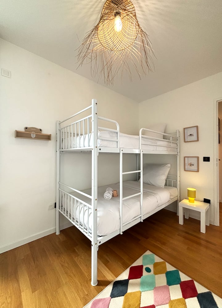 יש 2 מיטות יחיד, מצעים ומגבות.
