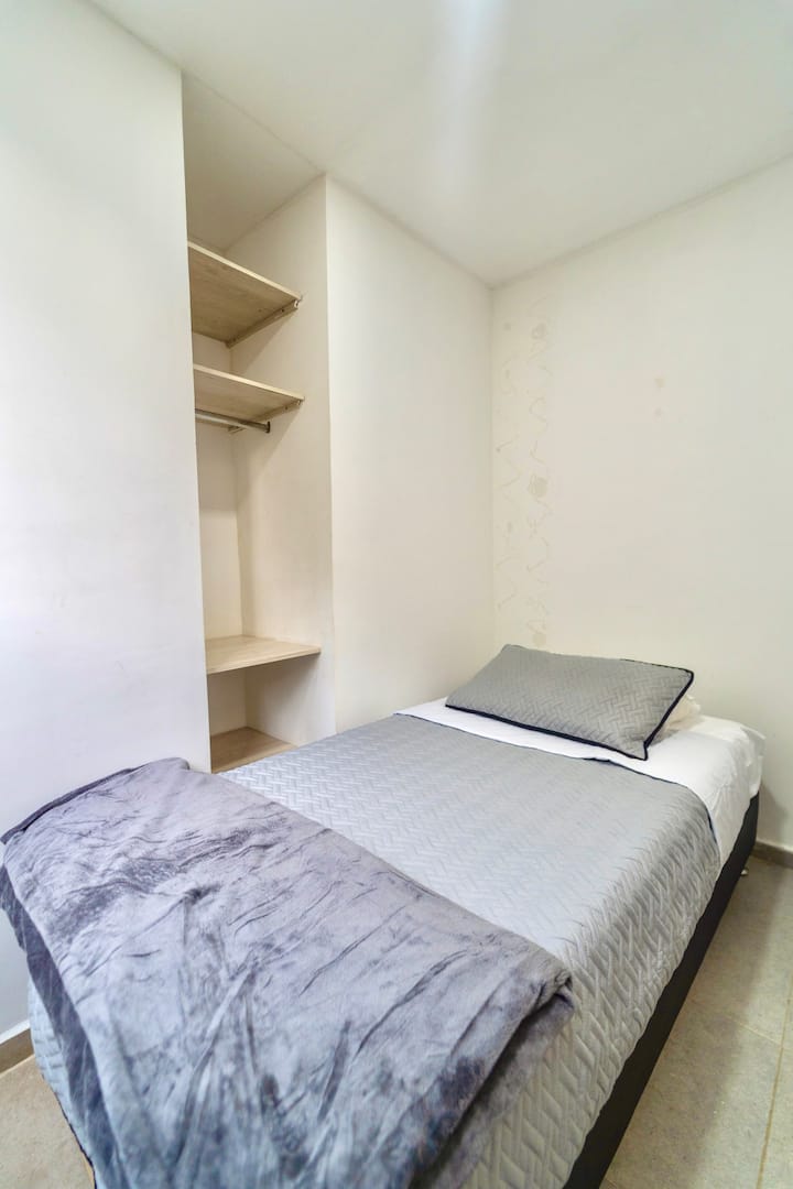 Habitación pequeña con una cama individual para grupos grandes. Ubicado detrás del comedor. 
