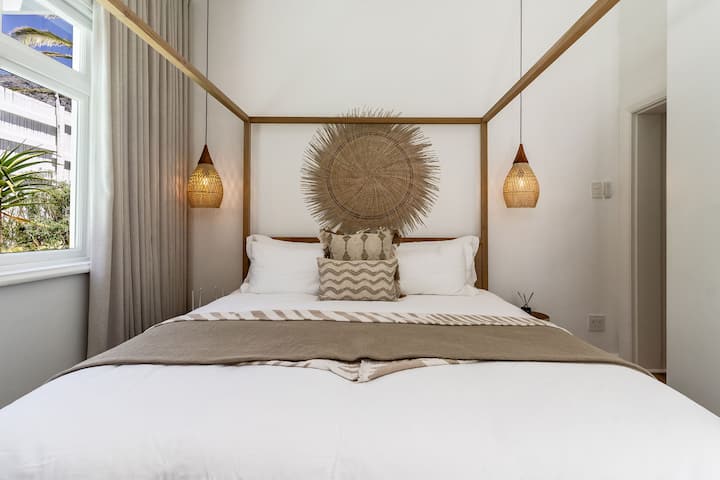 Bračni krevet s 4 stupa i pamučnom posteljinom