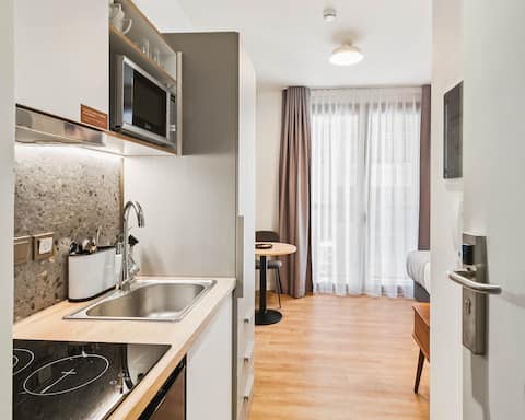 Popular Airbnb listing: Limehome Piraeus Port | Single Suite in Τερψιθέα