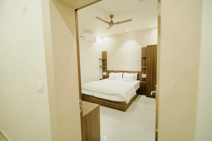 A Comfortable Room In The Vibez Inn Hotel - Jabalpur