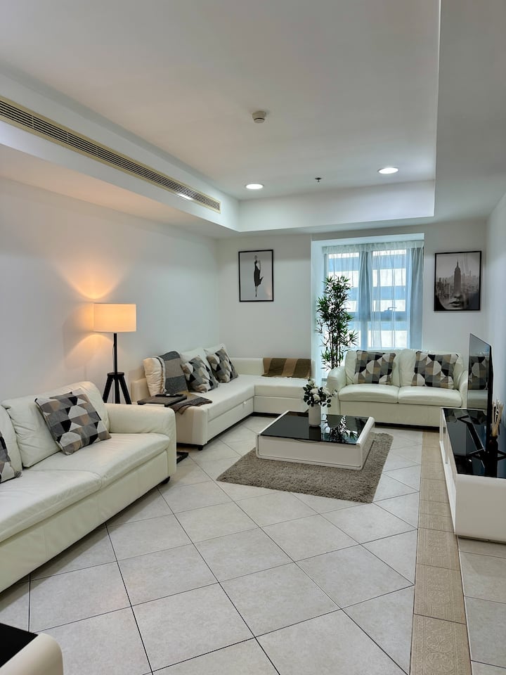 Olohuone

2 kolmen hengen sohvaa (3 hengelle)
1 kahden hengen sohva (kahdelle hengelle)
Taulutelevisio
Kahvipöytä
Lattiavalaisin
Ilmainen wifi
Kirkas, puhdas ja täydellinen rentoutumiseen.