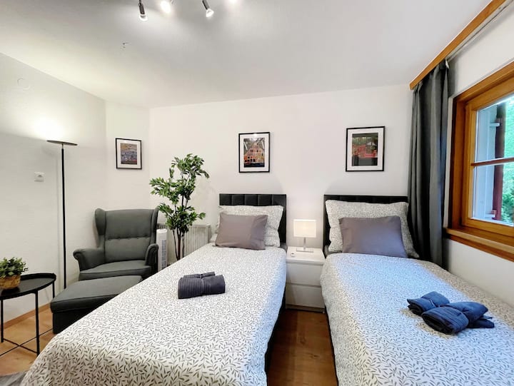 Spálňa s dvoma 90 cm jednolôžkami,