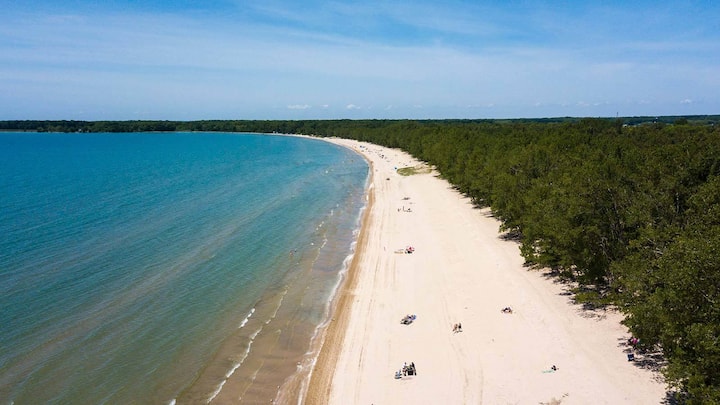 Spacious Cottage near Sandbanks Beach