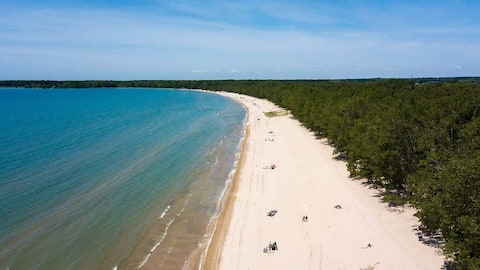 Spacious Cottage near Sandbanks Beach