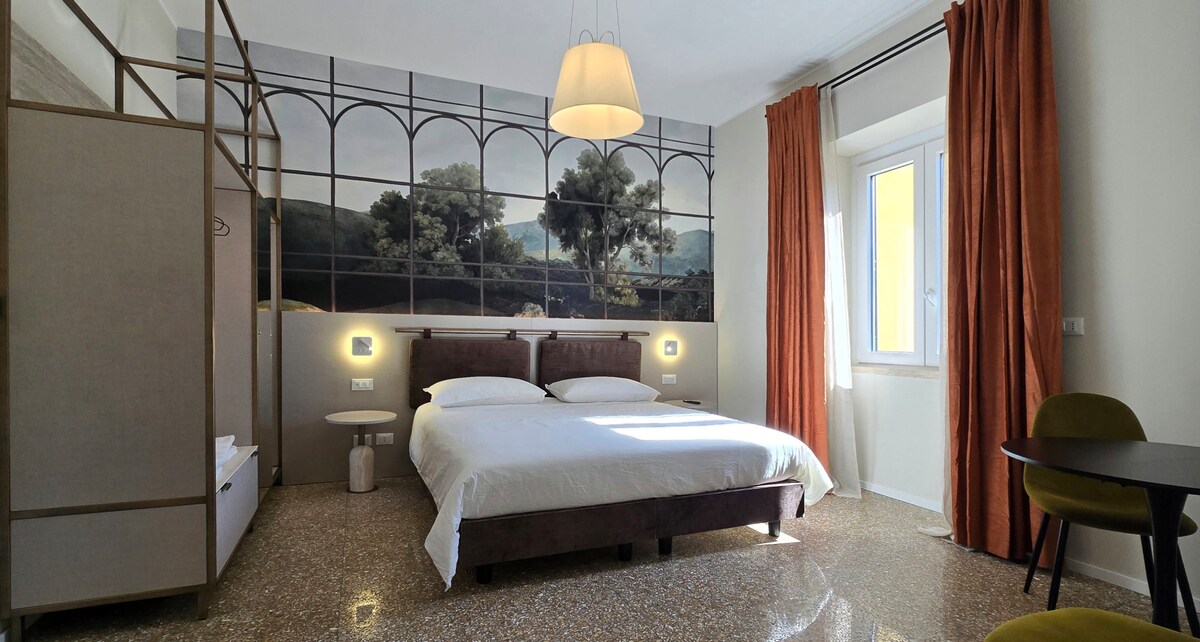 Viac ako 20 m² elegantného a tichého priestoru s pripojenou veľkou vlastnou kúpeľňou a samostatným vchodom. Napriek centrálnej polohe je izba vďaka svojej expozícii a pokoju budovy veľmi tichá.