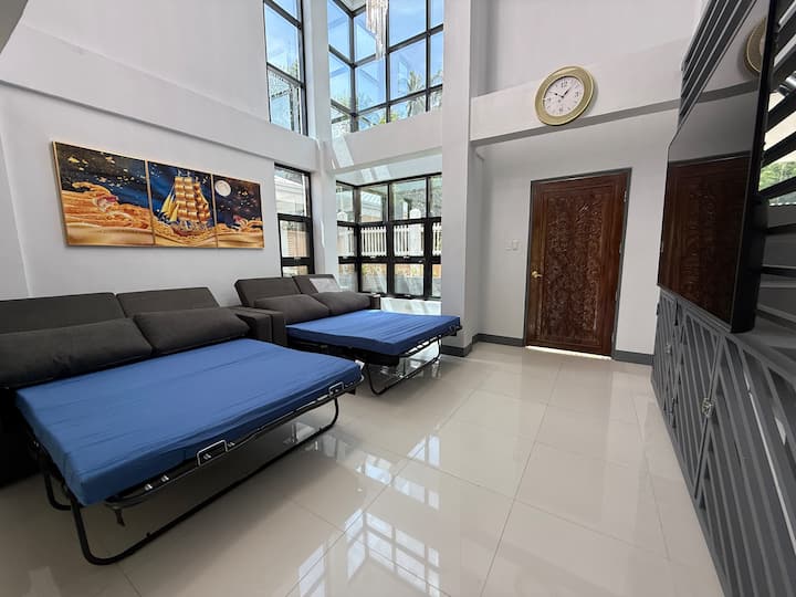 Modern 4br Vacation House | 21pax | Wifi | Netflix - Philippines