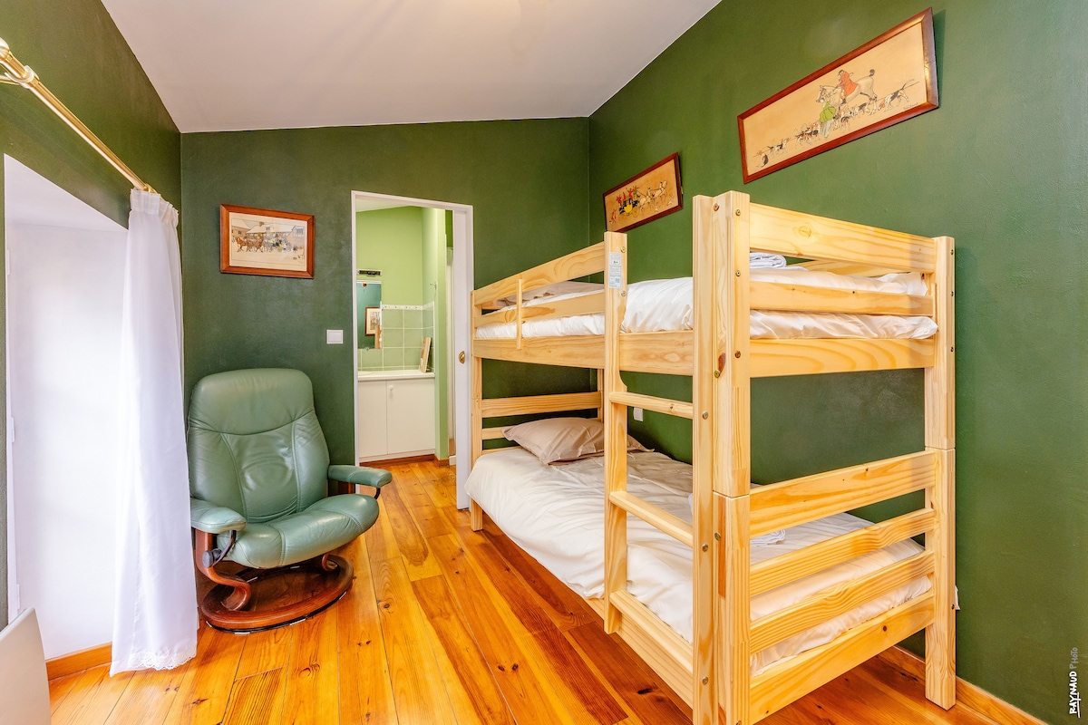 საძინებელი 2, ორსართულიანი საწოლები, სააბაზანოზე წვდომით 