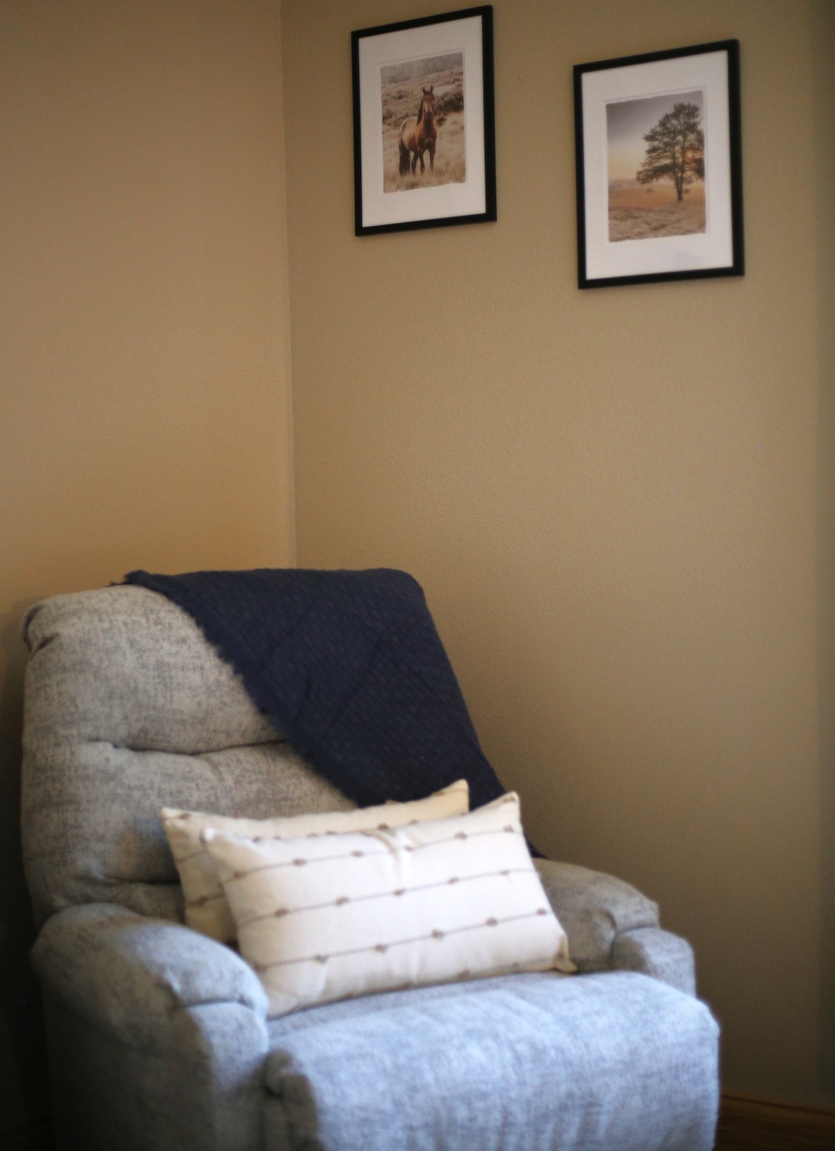 เก้าอี้เอนหลังในห้องนอนใหญ่