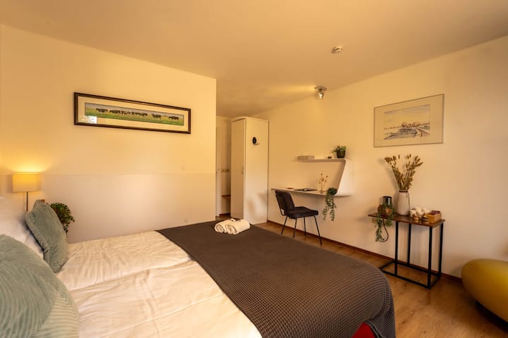 Pogled, francuska vrata i taj lijepi krevet – sve na jednoj fotografiji. Ovdje se budite uz cvrkut ptica i ulazite u svoj mali dio vanjskog svijeta.