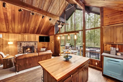 Cozy Sun-Drenched Cabin with Hot tub and Fire pit