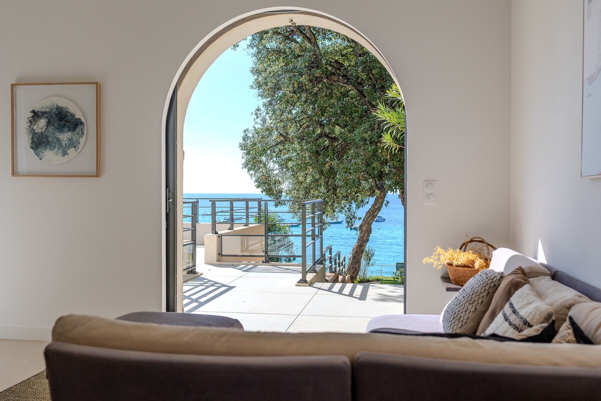 Successful Airbnb property: Luxury & Nature: Beautiful Villa on the Beach! in Rayol Canadel Sur Mer