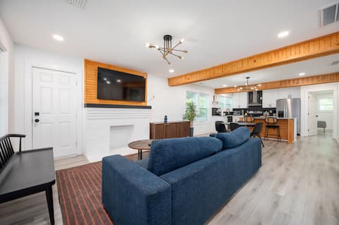 Top Airbnb: Chic 3BR Bungalow w/ Screened Porch & Patios in Lakewood Heights