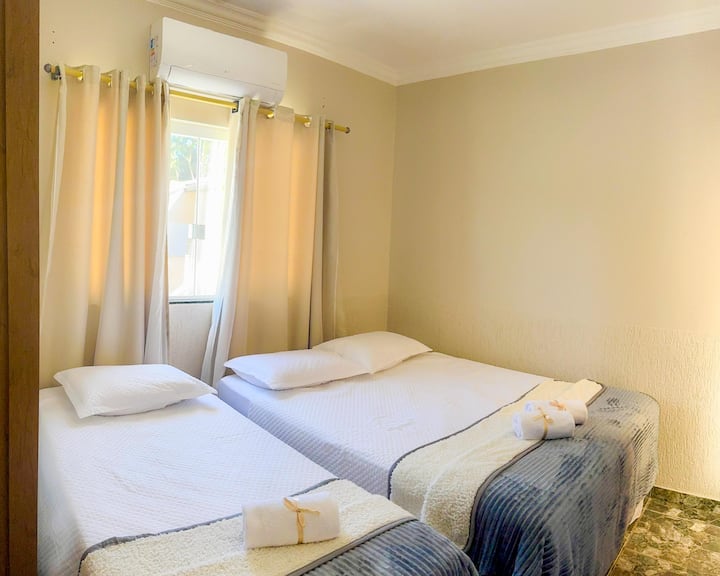 Климатизирана стая, състояща се от двойно легло, единично легло, гардероб и вентилатор за колони. 
Легло с възглавници,чаршафи, покрити, протектори за матраци и възглавници.