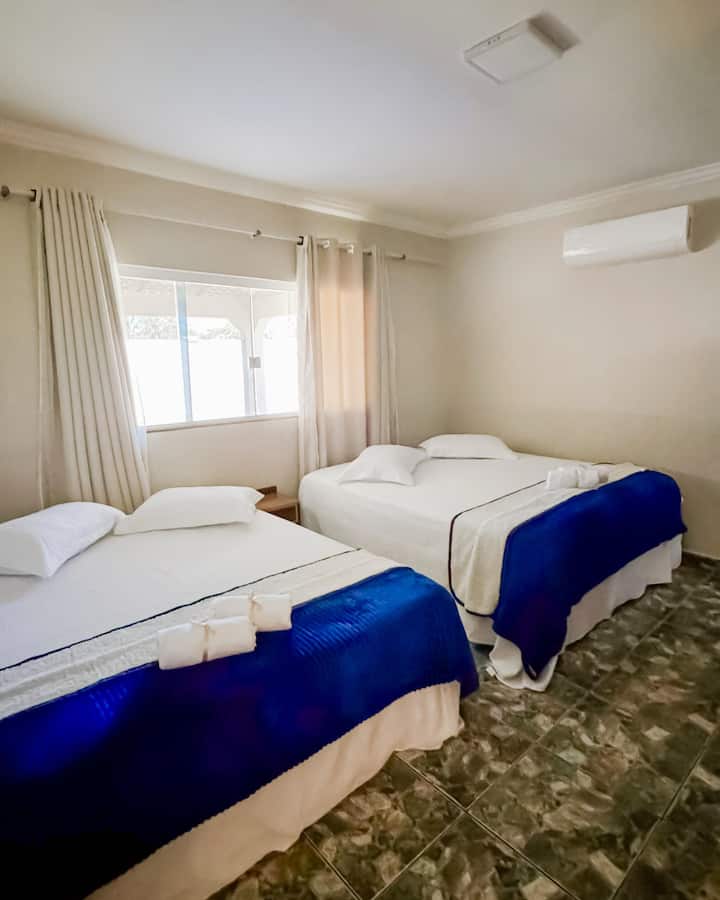 Климатизирана стая, състояща се от две големи легла и два гардероба,плюс 55 - инчов смарт телевизор и вентилатор за колони.