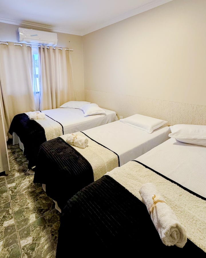 Климатизирана стая, състояща се от двойно легло, две единични легла, гардероб и вентилатор за колони. 
Легло с възглавници,чаршафи, покрити, протектори за матраци и възглавници.