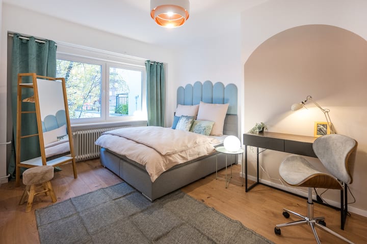 אלה שתי דירות סמוכות ישירות, כך שיש לכם קומה אחת לגמרי לעצמכם. יש בסך הכל חמישה חדרי שינה, כל אחד עם מיטת קינג סייז בגודל 180x200. הנה חדר שינה מדירה 1.