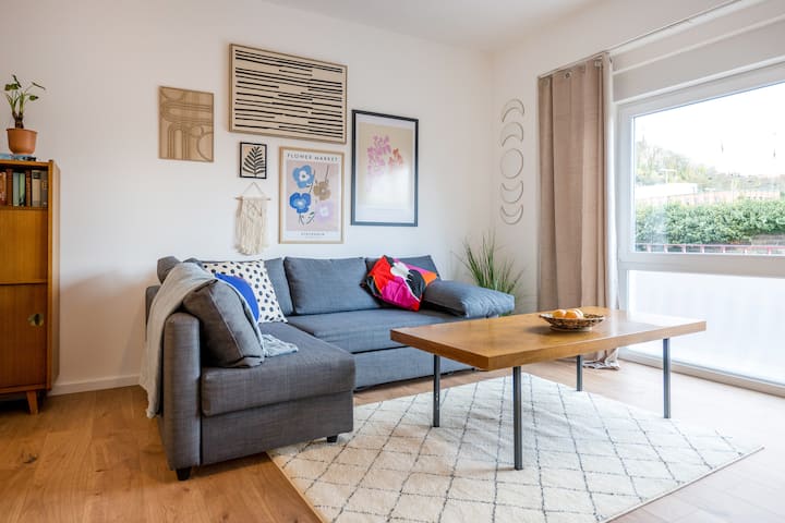 (1) בכל דירה יש סלון נעים. ניתן לשלוף את הספה תוך זמן קצר לתוך ספה נפתחת נוחה.