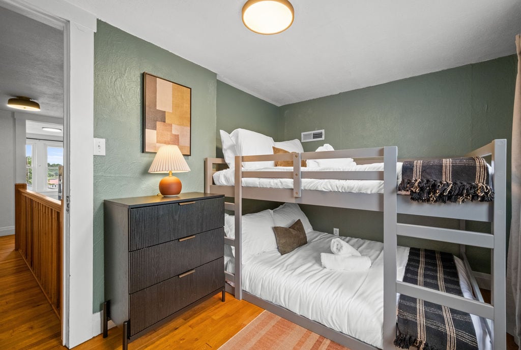 Udržujte všetko usporiadané a po ruke vedľa poschodovej postele.