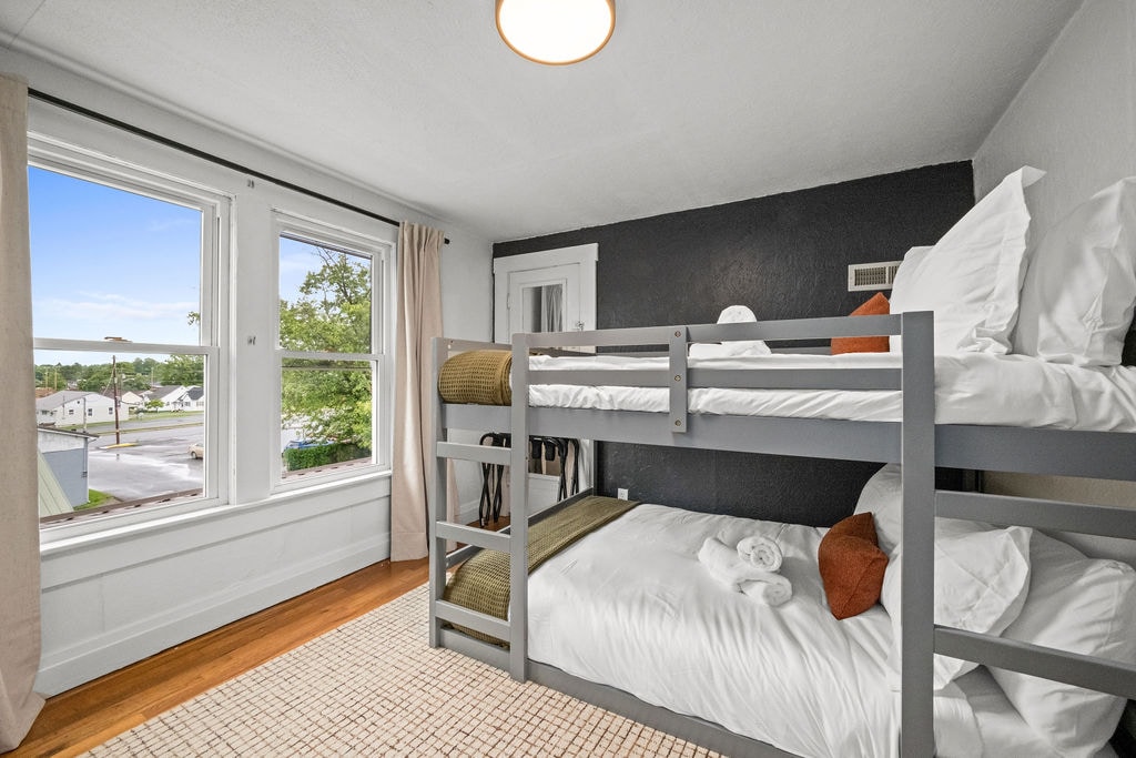 S našimi pohodlnými poschodovými posteľami sú prespávanie u kamarátov ešte lepšie.