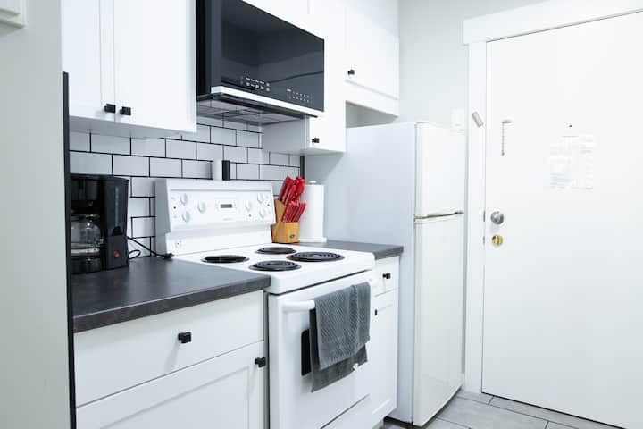 The Riverbend | Modern Studio @ Harrison Lake - Harrison Hot Springs