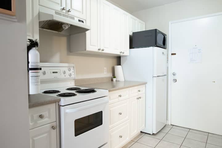Beachy 2 Bed Studio Suite, Balcony & 4 Min To Lake - Harrison Hot Springs